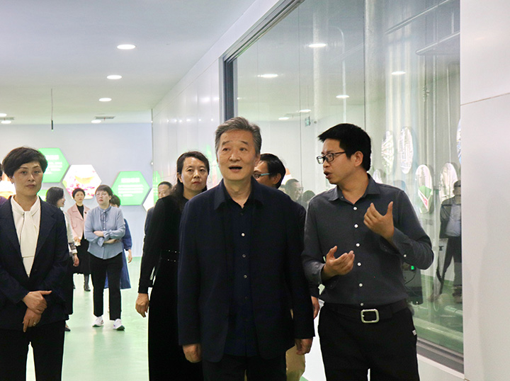 图：参观速溶茶车间.jpg