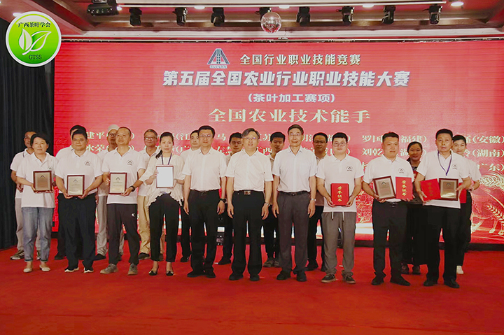 图2：刘乾锋在台上领奖.jpg