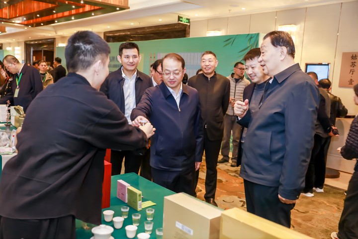 3    720  480   中国茶叶流通协会会长、全国茶叶标准化技术委员会主任委员(1).jpg